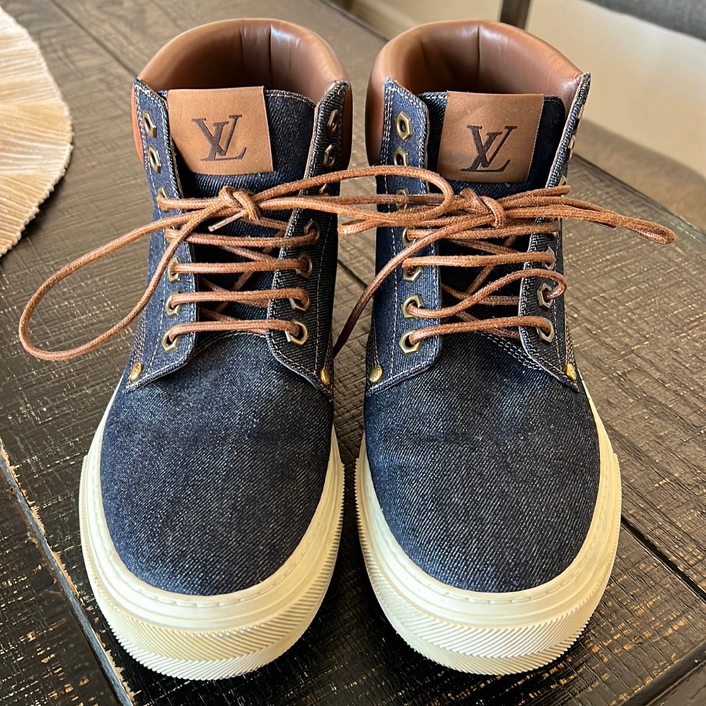 LV men’s size 8 boots